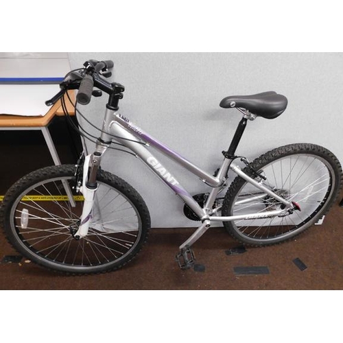 531 - Ladies Giant mountain bike with front suspension (18 gears)