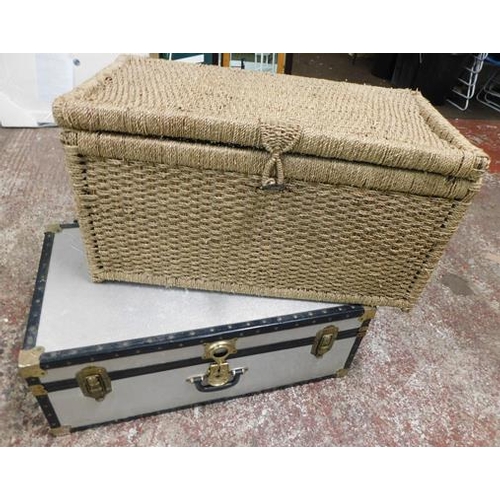 531a - 2 boxes - 1 wicker bedding box + aluminium flight case