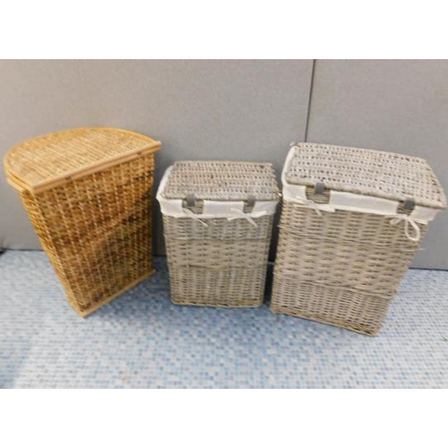 604 - 3x Wicker laundry baskets