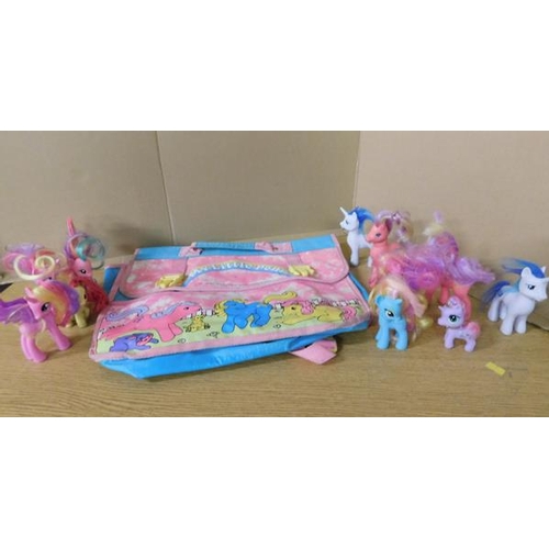 631 - 1980/1990 My Little Pony back pack + 11x 2004 My Little Pony figures