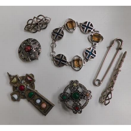 21 - Set of vintage Scottish jewellery inc kilt pins, brooches etc...