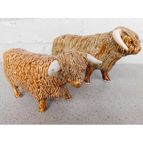 278 - 2x Ceramic Highland cows (slight chips to paint & hoof)...