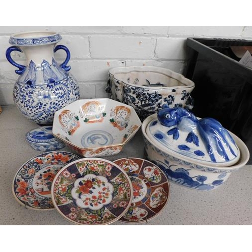 41 - Assortment of oriental ceramics...