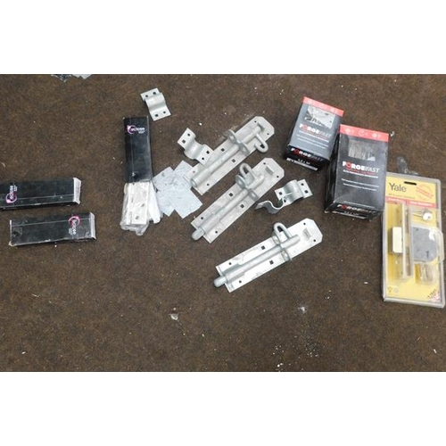516 - 3x Boxes of hinges, 3x galvanised door/gate bolts, lock & 2x boxes of forgefast screws