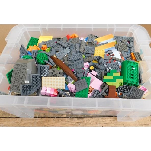 8 - Large quantity of mixed Lego...