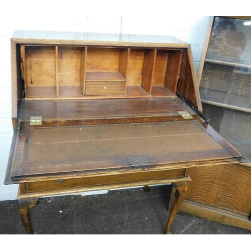 555 - Vintage oak writing bureau with hinged front (leg loose)