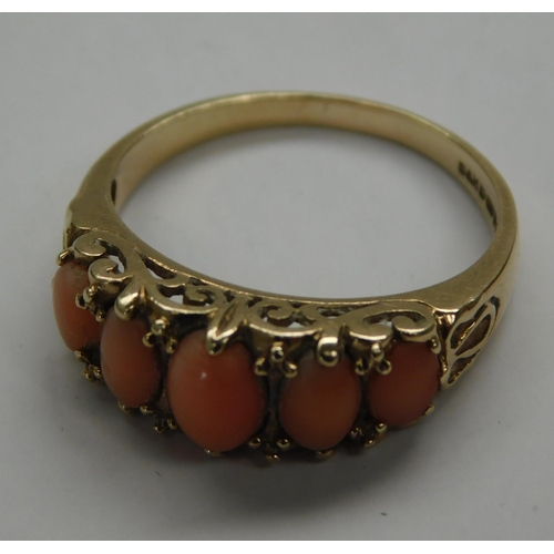 101 - Vintage 9ct yellow gold and coral set ring - 4.0g, size T 1/2