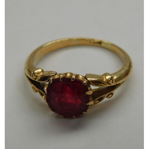 116 - 18ct Gold red stone ring - 4.1g - Size O 1/2