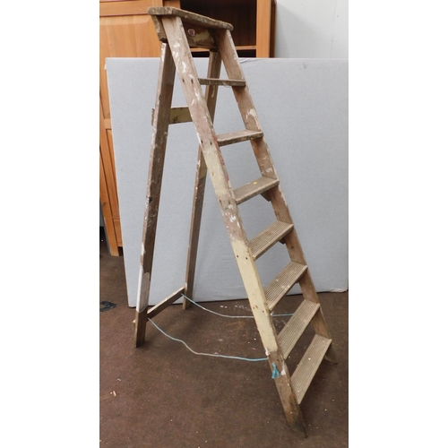 503 - 7x Rung wooden stepladders