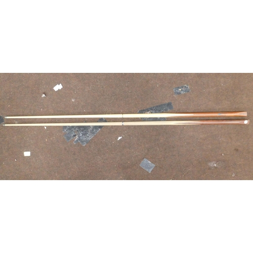 576 - 2x Snooker cues - Riley