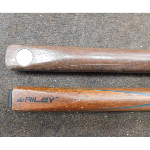 576 - 2x Snooker cues - Riley