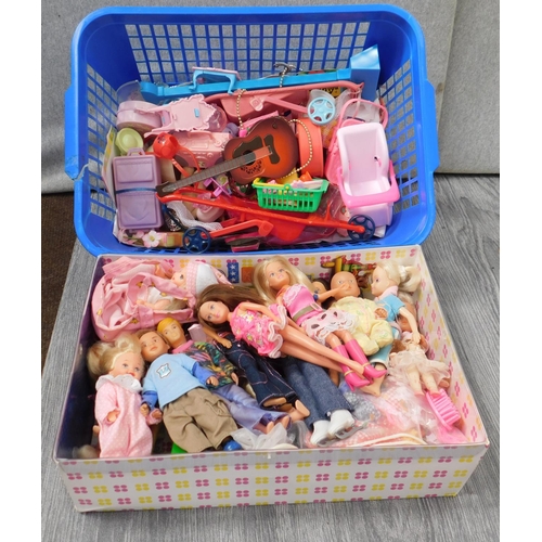 596 - Miniature dolls incl. box lot of assorted accessories