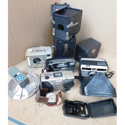 69 - Assorted vintage cameras