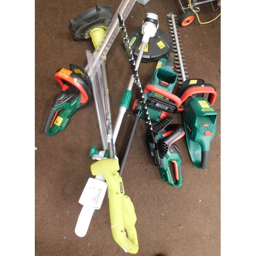 797 - 3x Hedge-trimmers, chainsaw, 2 strimmers - needs batteries + chargers