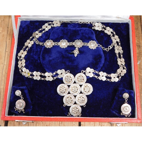 270 - Unmarked silver jewellery suite in box