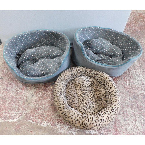 785 - 3x Dog beds