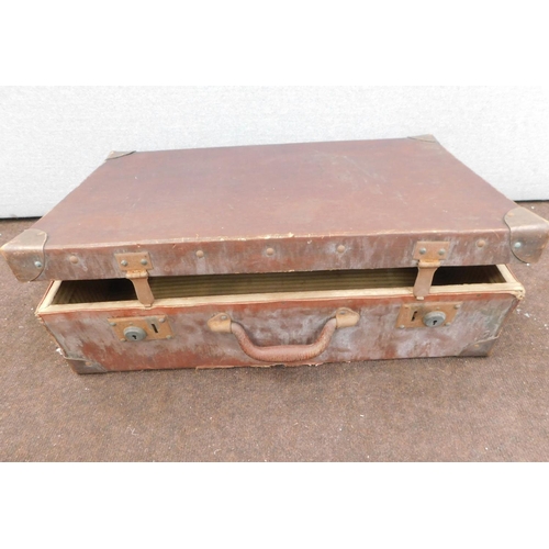 714 - Vintage suitcase