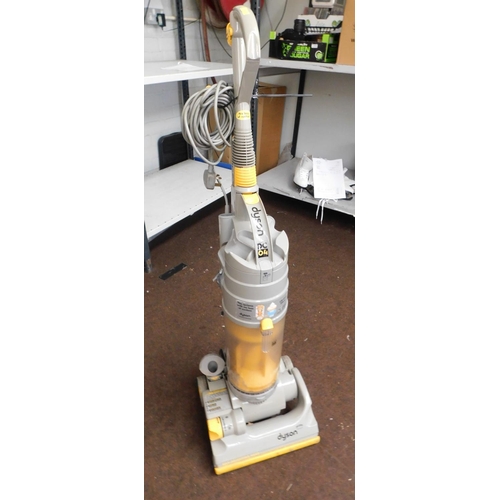732 - Dyson DC04 vac - unchecked