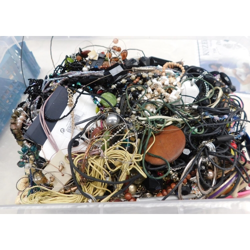 748 - Box of costume jewellery