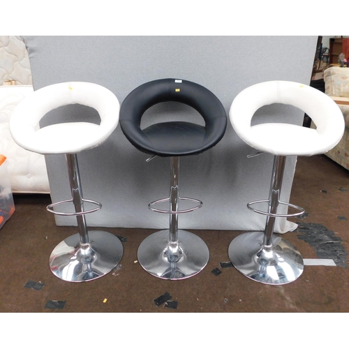 768 - 3x Bar stools