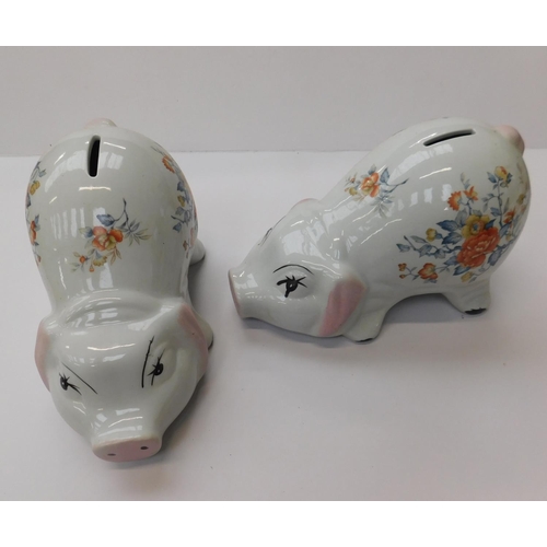 67 - 2x Vintage style piggy banks