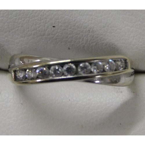 106 - 9ct White gold cross over ring - size N