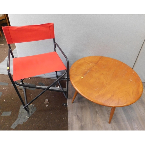 789 - Round wooden retro occasional table & red fabric camping chair