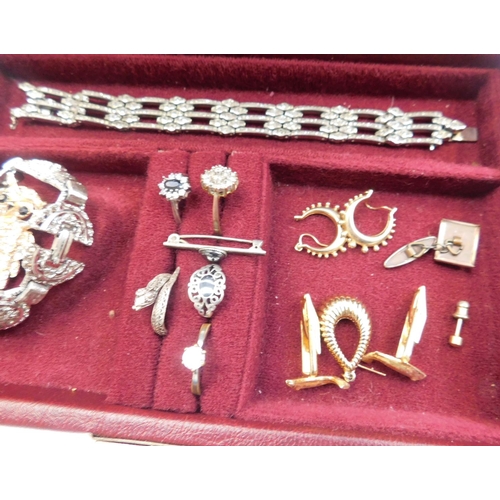 212 - Jewellery box incl. vintage rings and silver