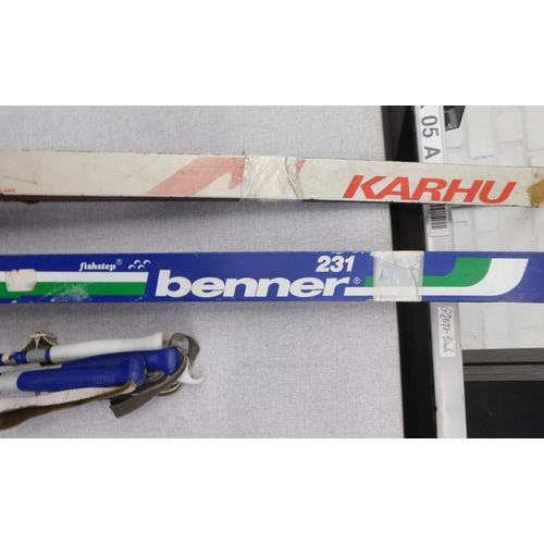 647 - 2 pairs of Skiis and sticks Benner 231 + Karhu