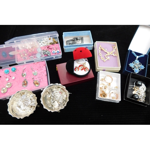 165 - Collection of costume jewellery incl. silver earrings x5