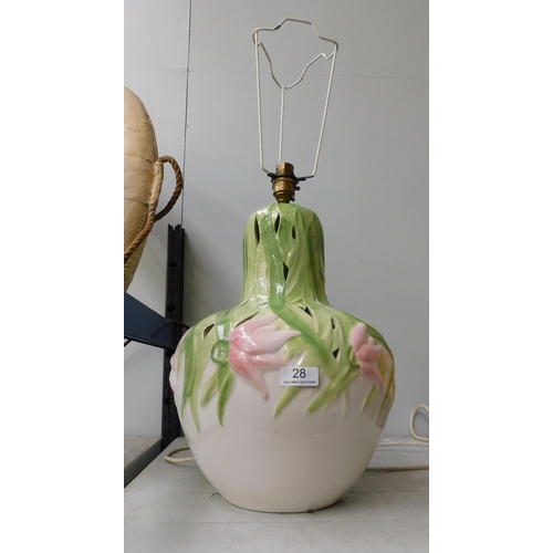 28 - Large ceramic lamp base - base 15