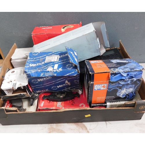 512a - Box of various car accessories