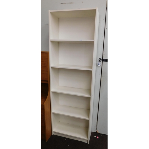 538a - White bookshelf with adjustable shelving