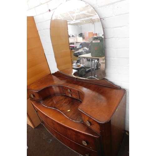 539 - Vintage mirrored dressing table