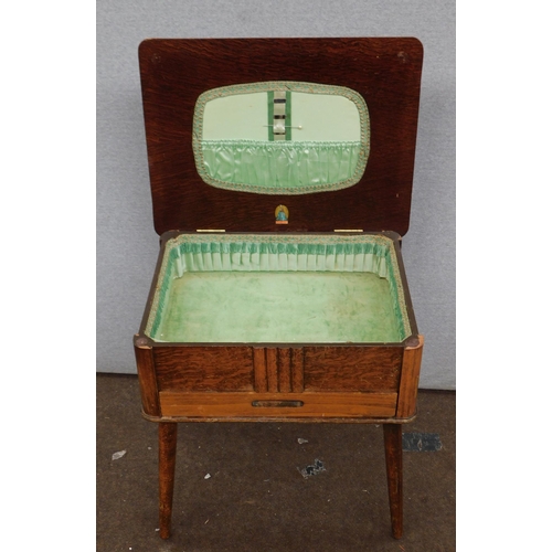 551 - Vintage sewing box
