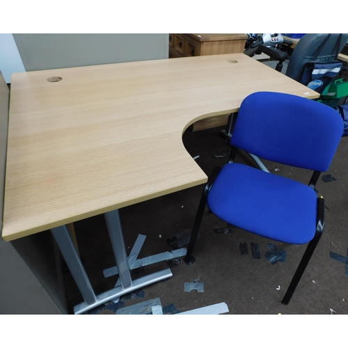 560 - Large office desk and chair