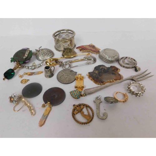 110 - Mixed - vintage jewellery, coins & brooches