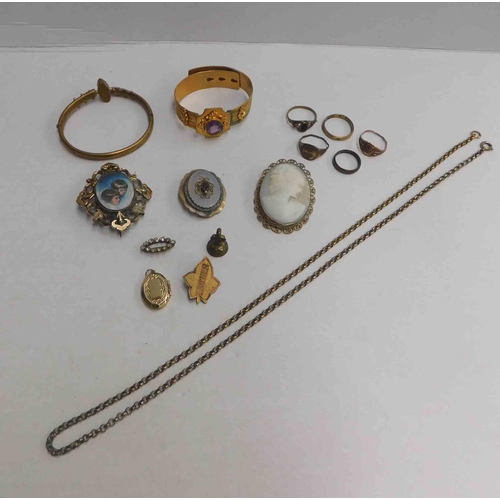 131 - Antique rolled gold/yellow metal jewellery brooches & bangles - A/F