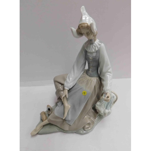 219 - Lladro figure - dutch girl seated No 1077 - Salvador Forio - no damage