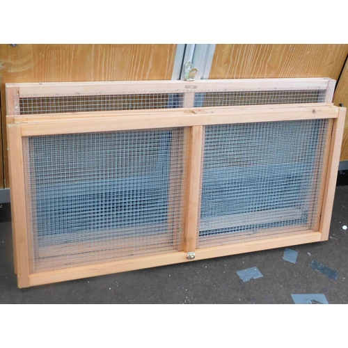 521a - Wire mesh & wood small animal run