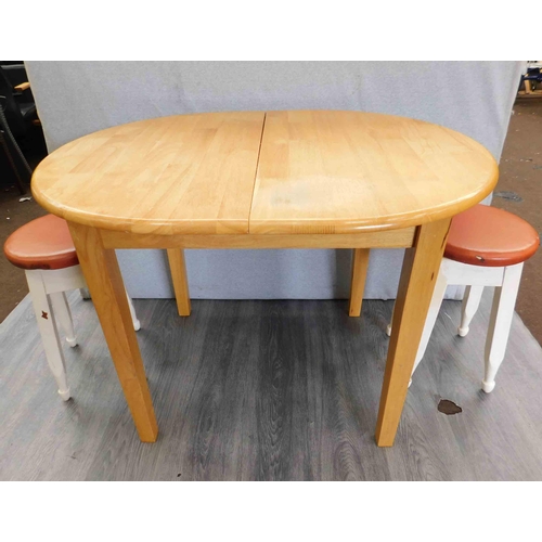 806 - Beech coloured dining table + 2x vintage stools