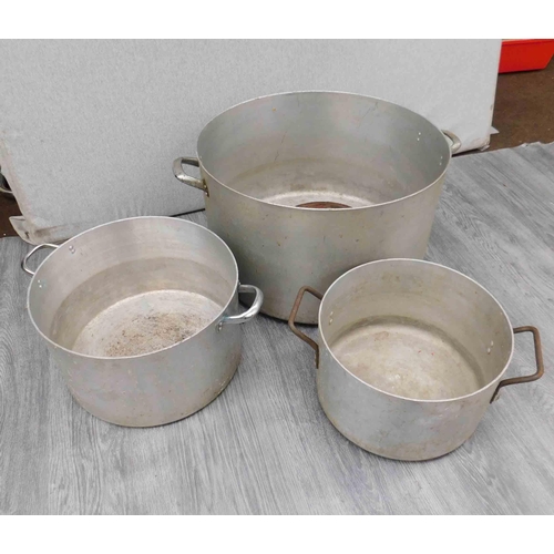 568 - Selection of saucepans inc catering size