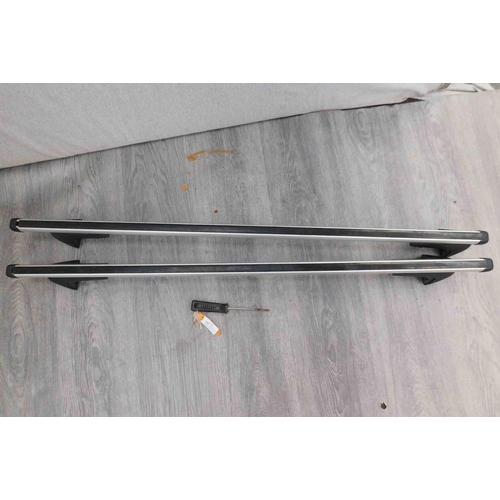 785 - Universal car roof bars with keys