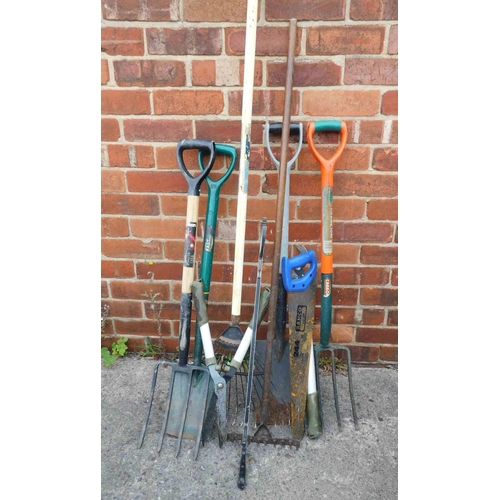 792 - Selection of garden tools