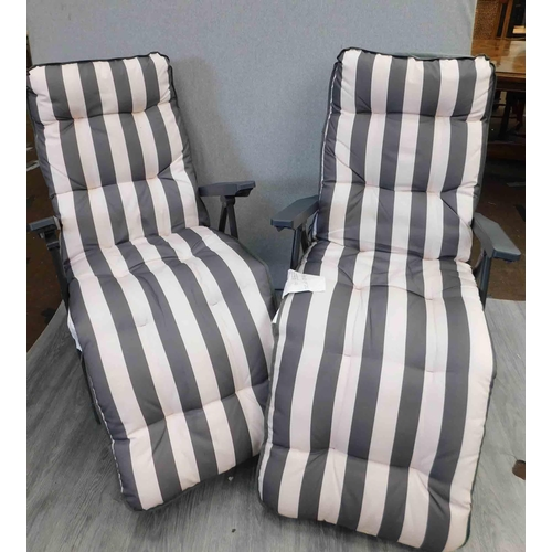 800 - Pair of folding chairs with cushions