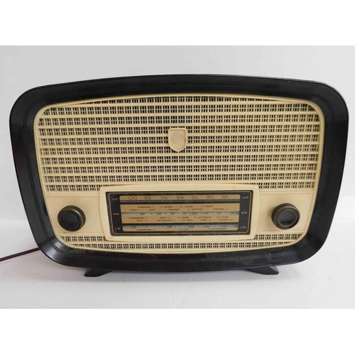 50 - 1950s - Bakelite Ultra radio no.2930 - approx. 16