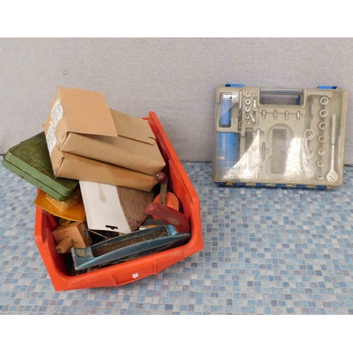 516 - Box of various tools and socket set
