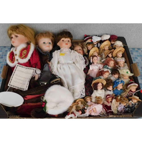 581 - Mixed box of dolls