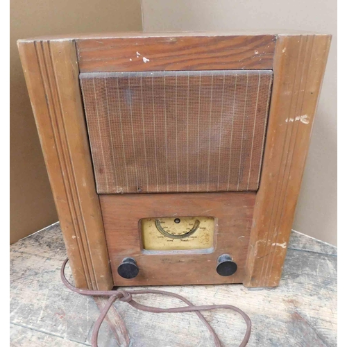 596 - Vintage radio for parts