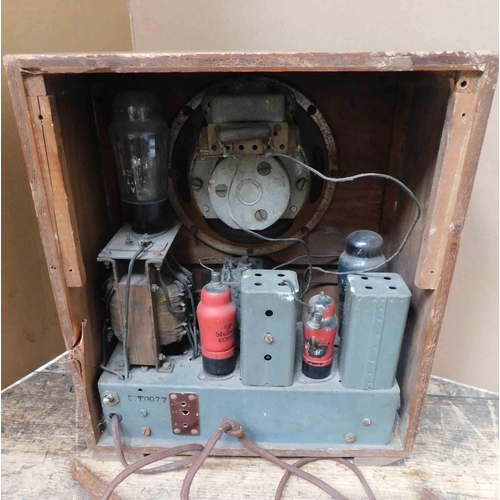 596 - Vintage radio for parts